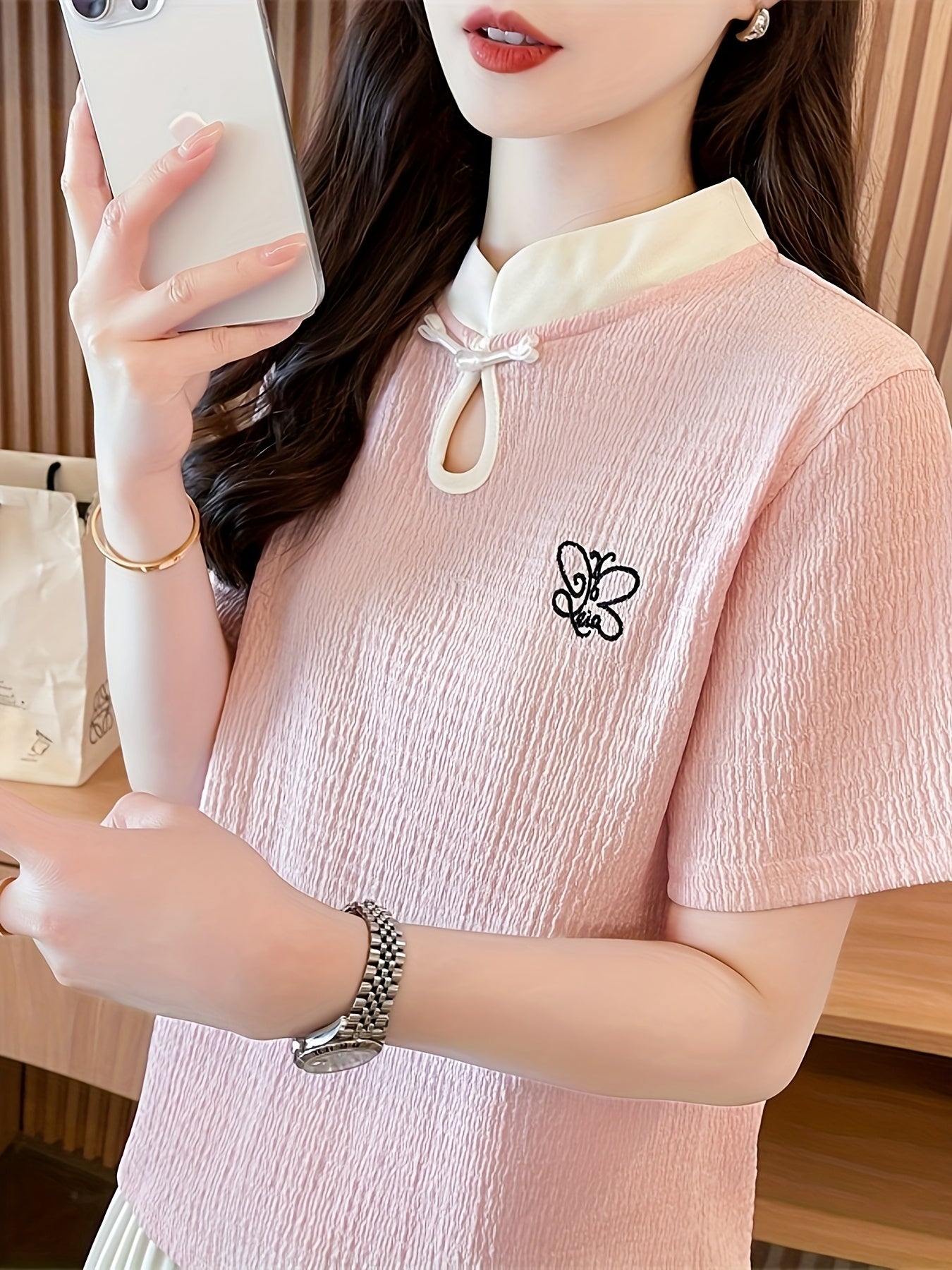 Women'S Summer Chinese Cheongsam Collar Button- Cutout Butterfly Embroidery Short Sleeve T-Shirt - Light Pink Casual Round Neck Top for Casual Attire, Butterfly Print Shirt, Elegant Embroidery