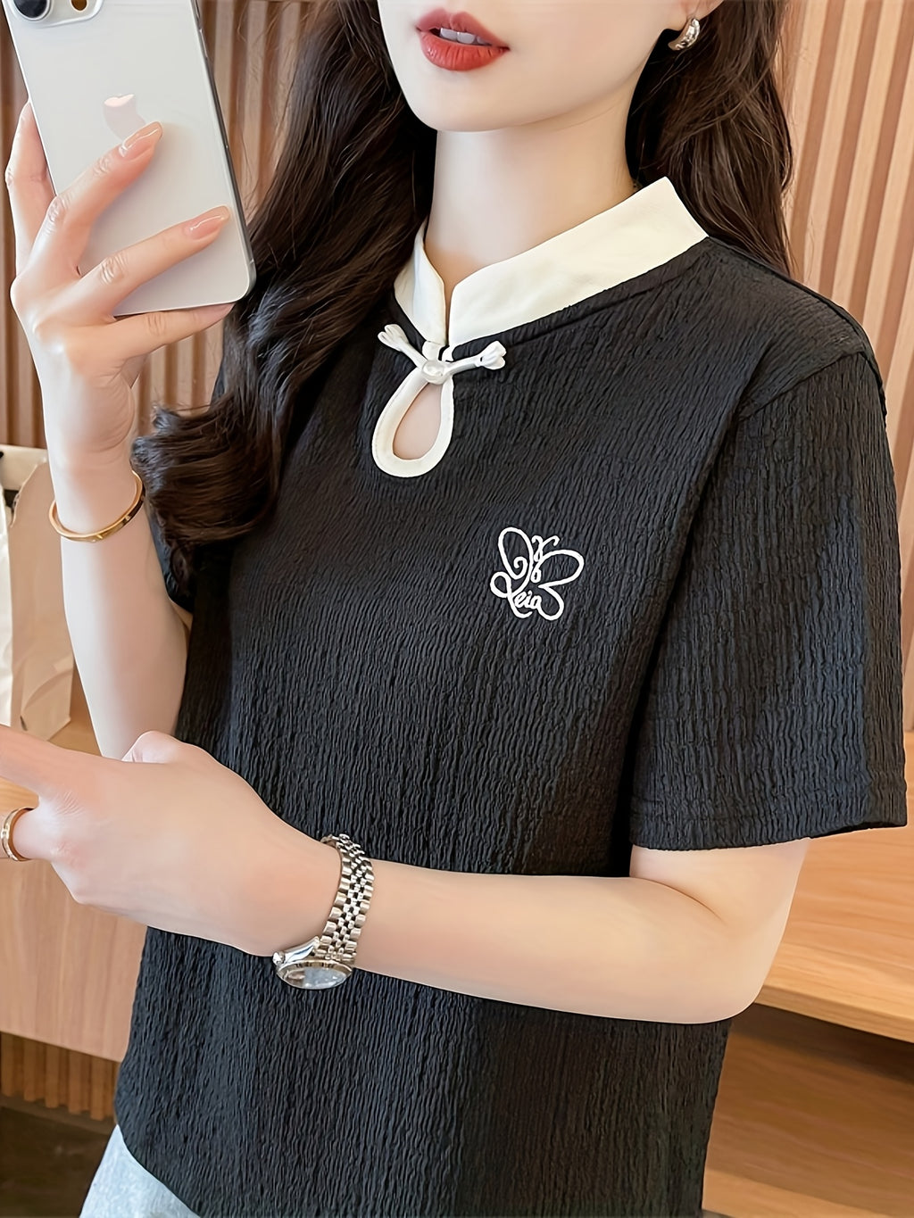 Women'S Summer Chinese Cheongsam Collar Button- Cutout Butterfly Embroidery Short Sleeve T-Shirt - Light Pink Casual Round Neck Top for Casual Attire, Butterfly Print Shirt, Elegant Embroidery