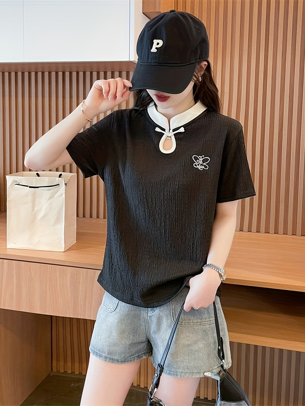 Women'S Summer Chinese Cheongsam Collar Button- Cutout Butterfly Embroidery Short Sleeve T-Shirt - Light Pink Casual Round Neck Top for Casual Attire, Butterfly Print Shirt, Elegant Embroidery