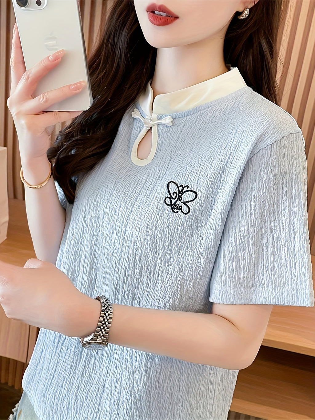 Women'S Summer Chinese Cheongsam Collar Button- Cutout Butterfly Embroidery Short Sleeve T-Shirt - Light Pink Casual Round Neck Top for Casual Attire, Butterfly Print Shirt, Elegant Embroidery