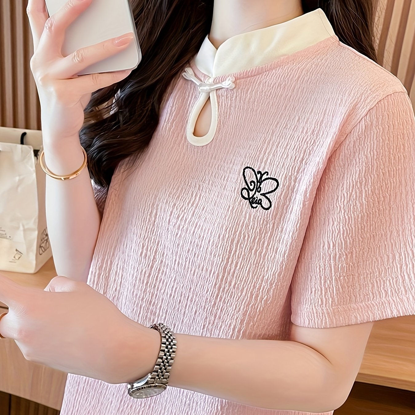 Women'S Summer Chinese Cheongsam Collar Button- Cutout Butterfly Embroidery Short Sleeve T-Shirt - Light Pink Casual Round Neck Top for Casual Attire, Butterfly Print Shirt, Elegant Embroidery